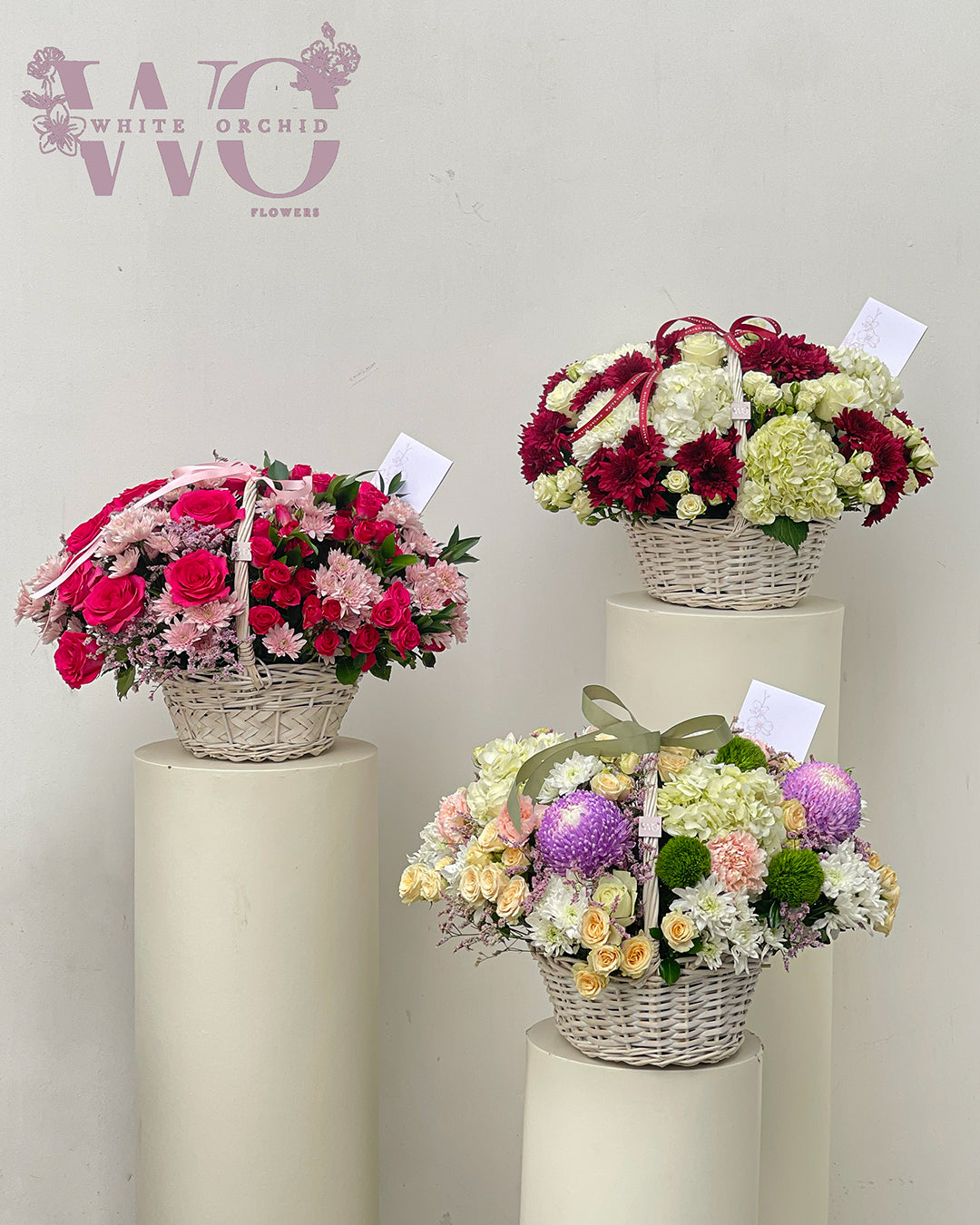 Natural flower basket arrangement by White Orchid Flowers – elegant floral design with delivery across all UAE.