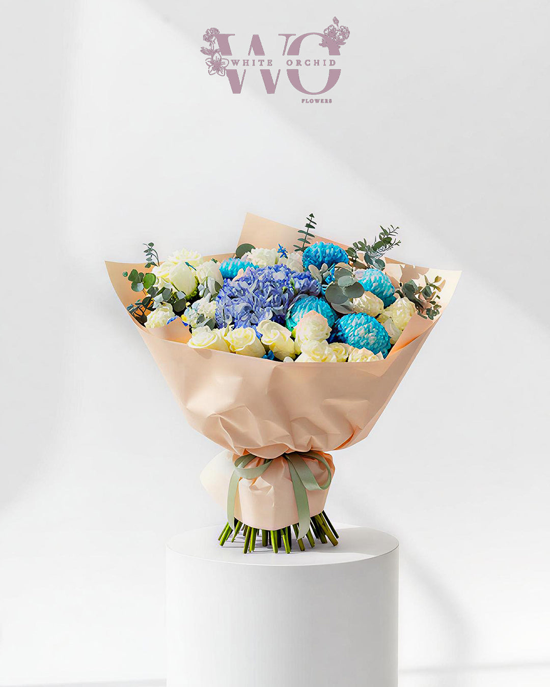 Luxury hand bouquet with fresh natural flowers by White Orchid Flowers – hand-tied floral arrangement with UAE delivery.