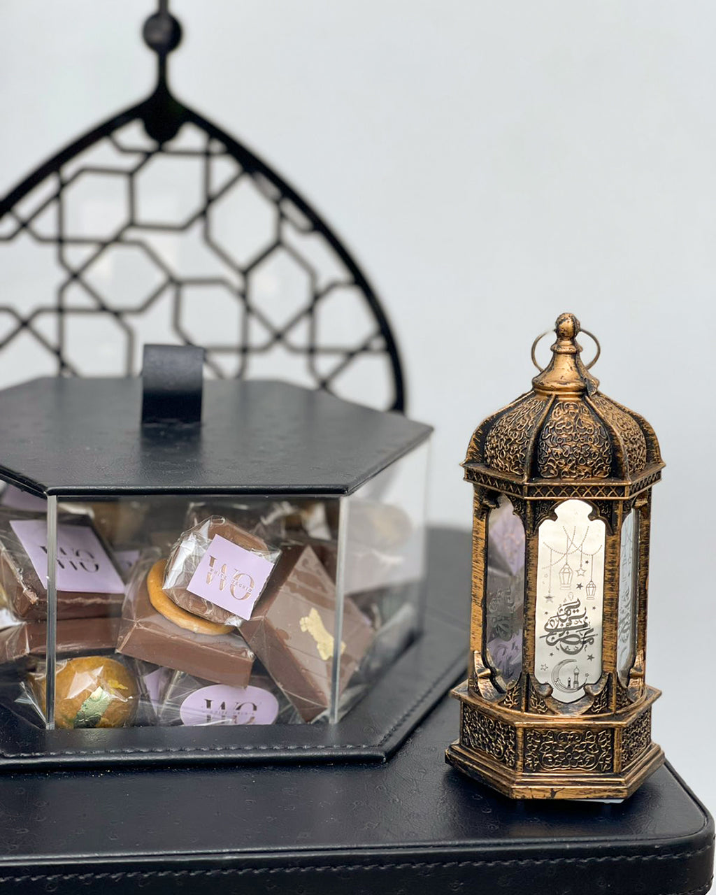 تنسيق زهور وشوكولاتة رمضان – أزهار الأوركيد البيضاء
