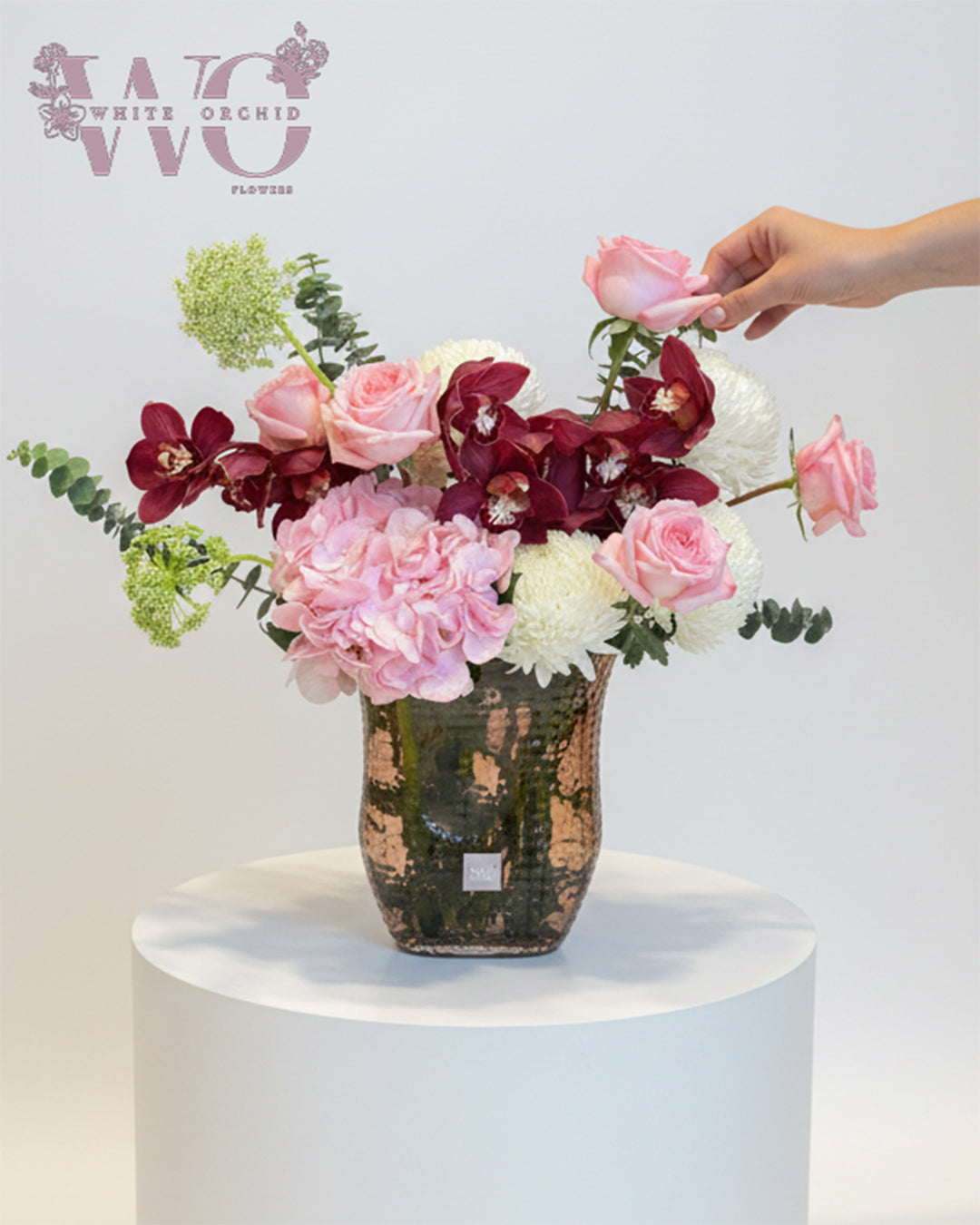 Mixed color flower arrangement in a premium vase by White Orchid Flowers – natural fresh flowers with delivery across all UAE.