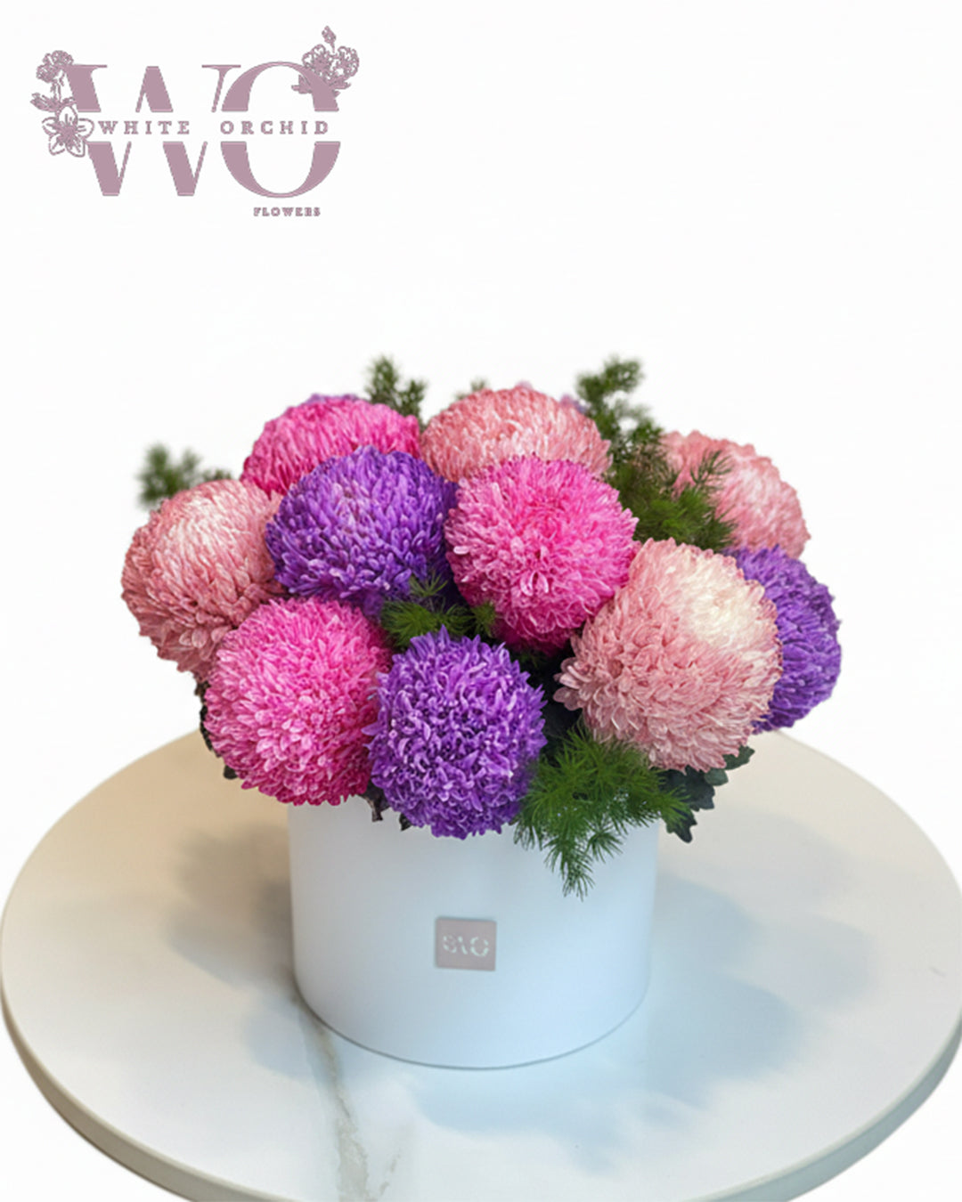 Mixed color flower arrangement in a premium vase by White Orchid Flowers – natural fresh flowers with delivery across all UAE.