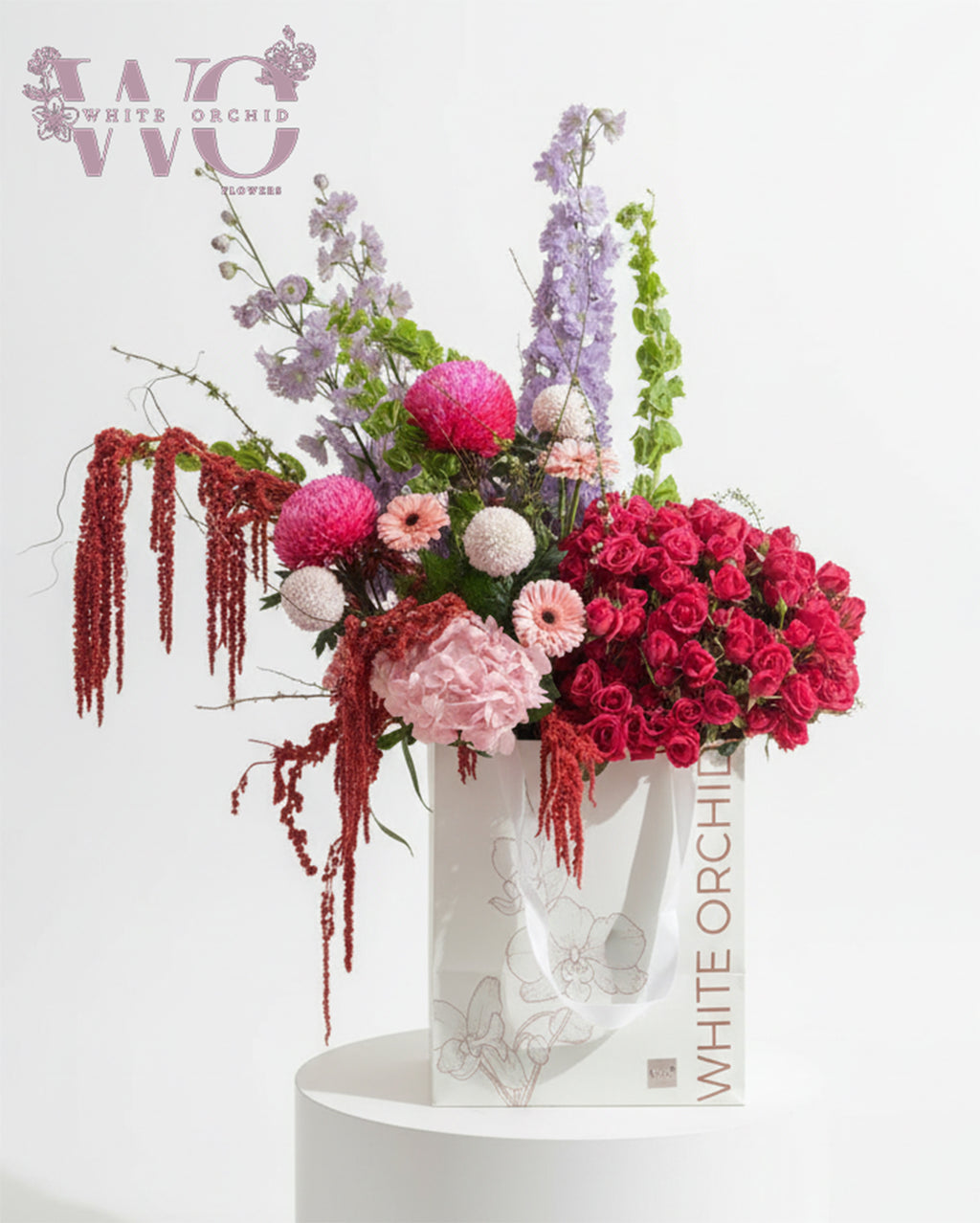 Hand bouquet made with natural fresh flowers by White Orchid Flowers – elegant floral design with delivery across all UAE.