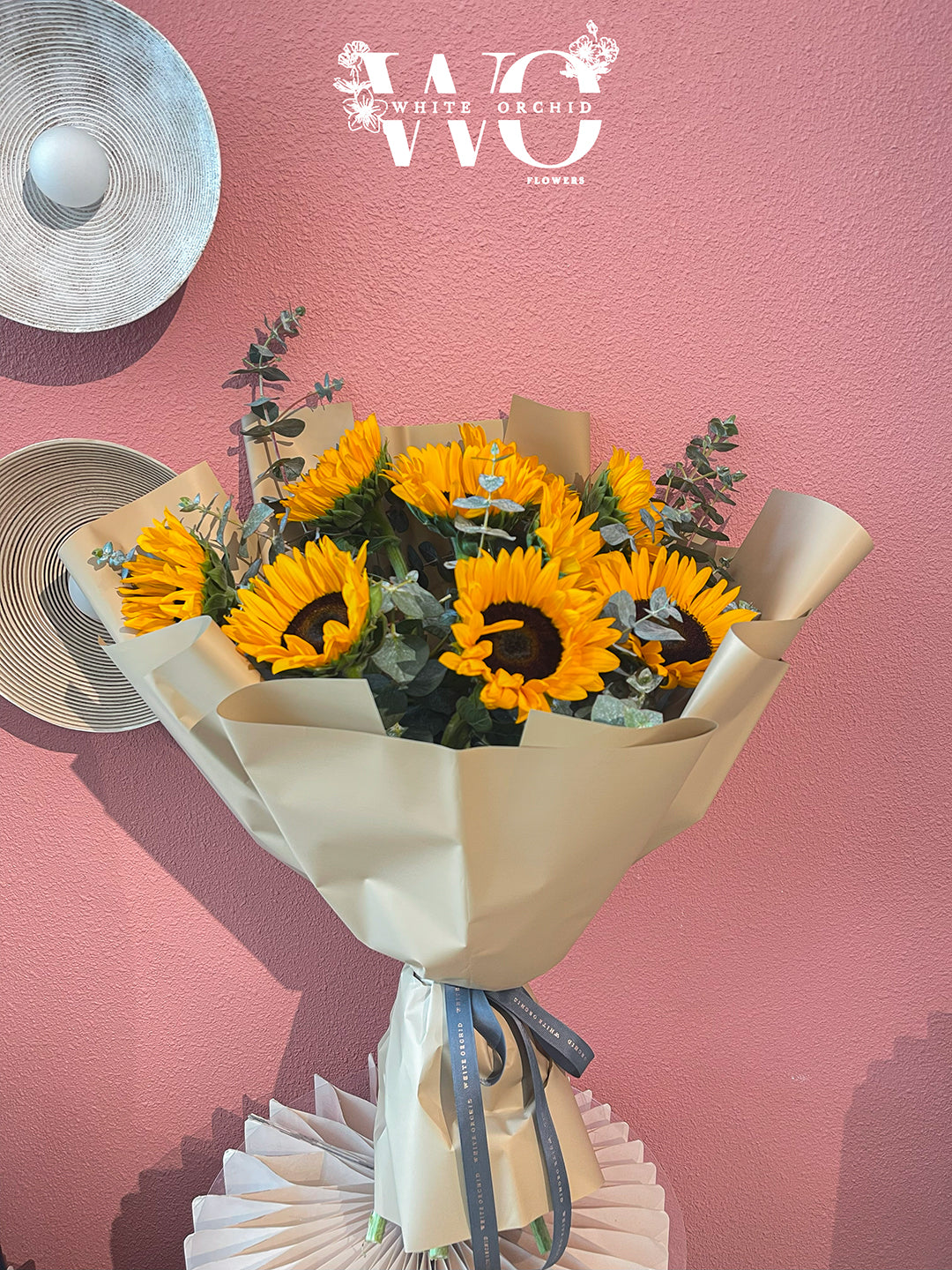 Hand bouquet made with fresh natural flowers by White Orchid Flowers – elegant floral gift with UAE delivery