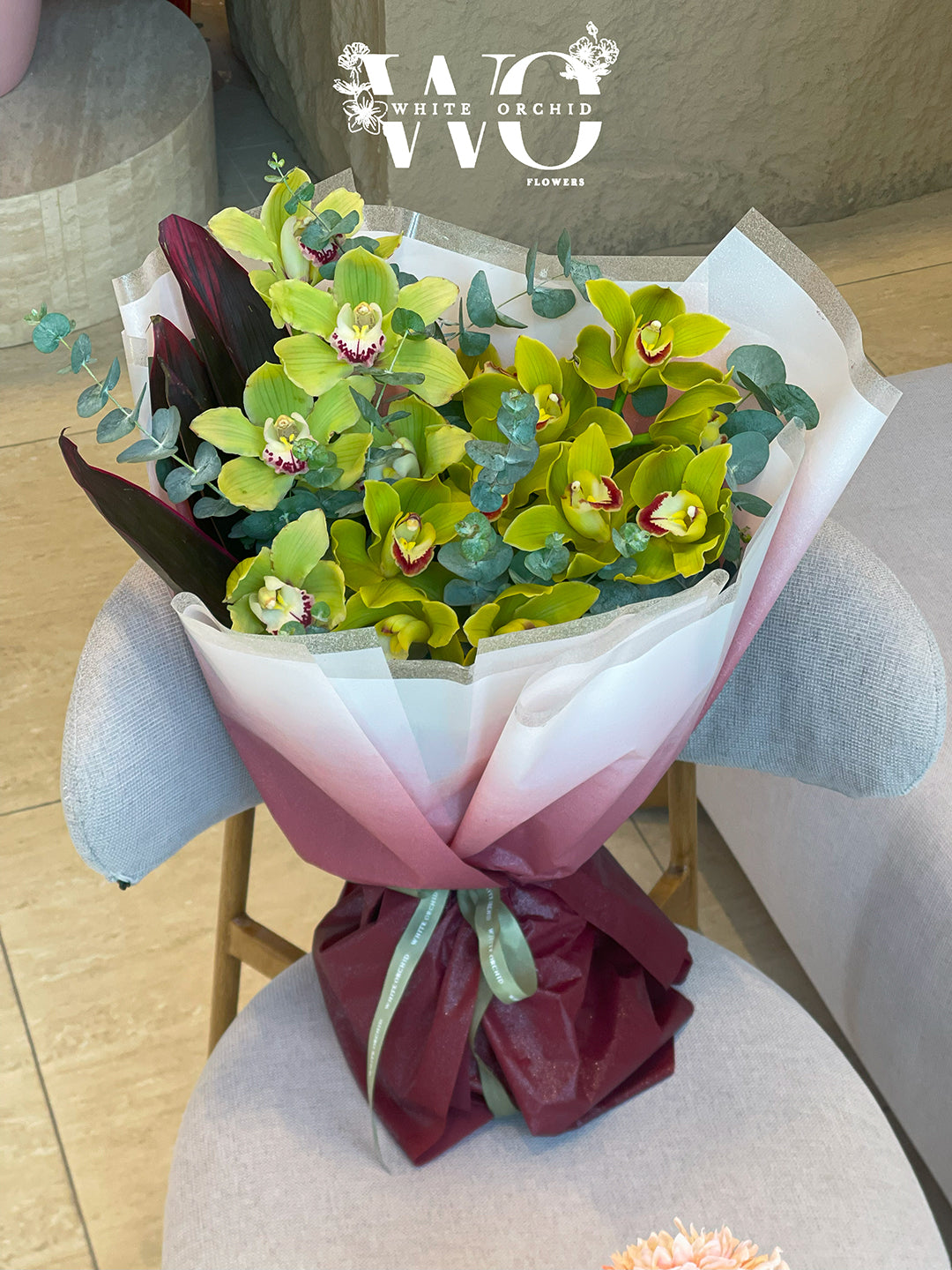 Hand bouquet made with fresh natural flowers by White Orchid Flowers – elegant floral gift with UAE delivery