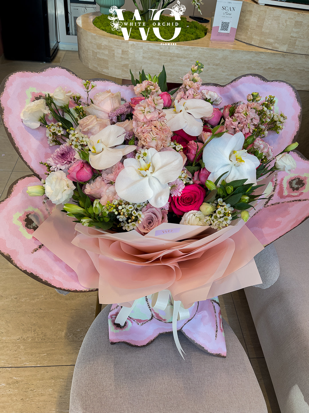 Hand bouquet made with fresh natural flowers by White Orchid Flowers – elegant floral gift with UAE delivery.