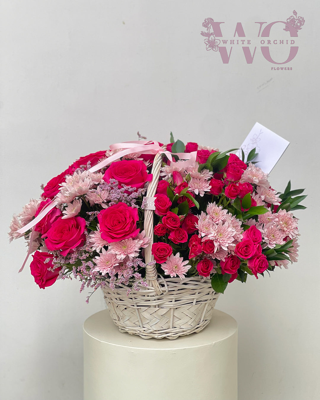 Mixed flower basket made with natural fresh blooms by White Orchid Flowers – elegant floral arrangement with delivery across all UAE.