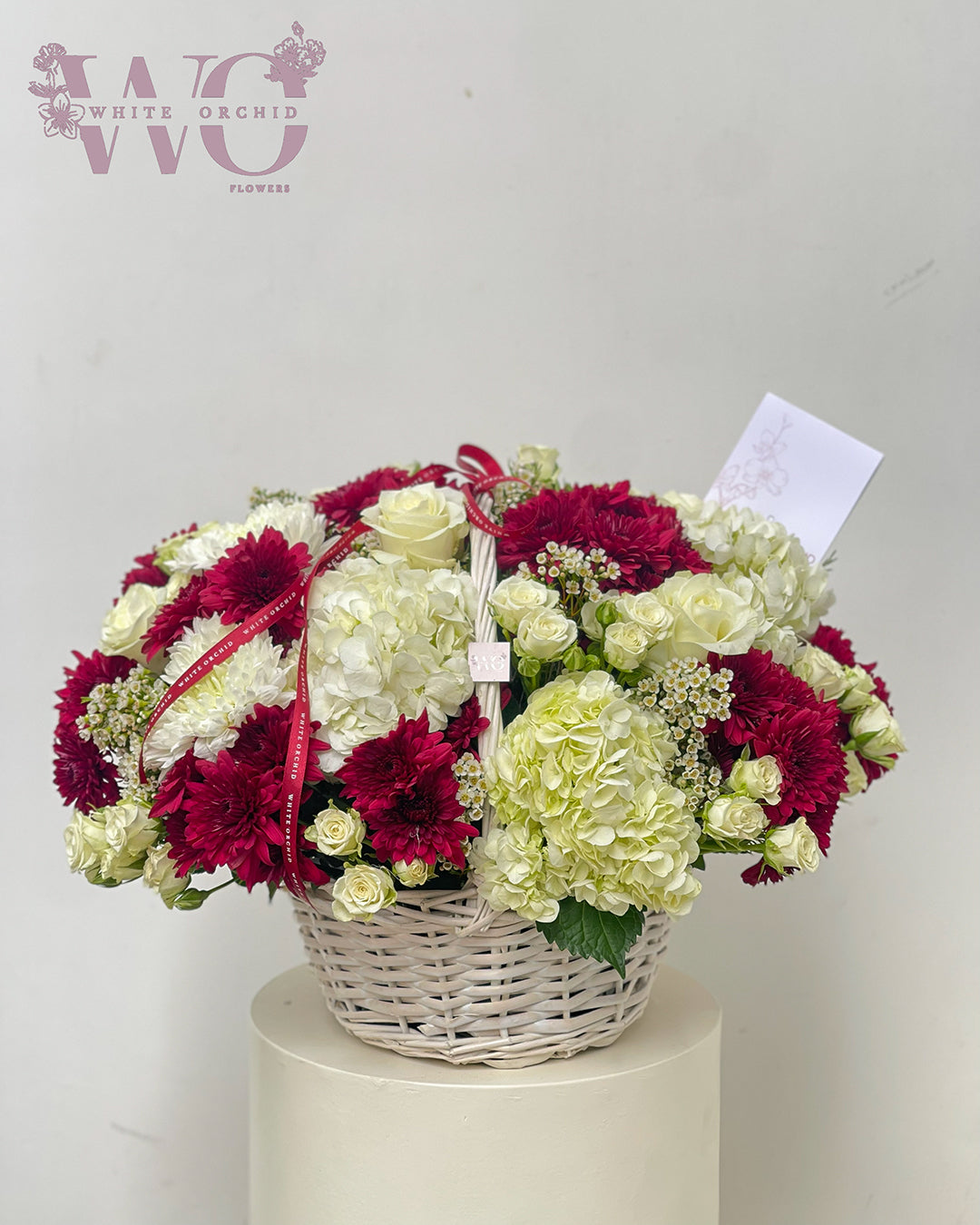Mixed flower basket made with natural fresh blooms by White Orchid Flowers – elegant floral arrangement with delivery across all UAE.