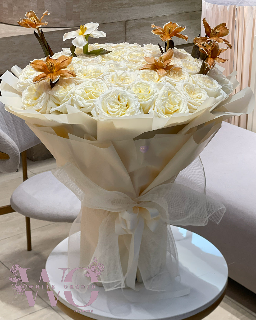 Hand bouquet made with natural fresh flowers by White Orchid Flowers – elegant floral gift with delivery across all UAE.
