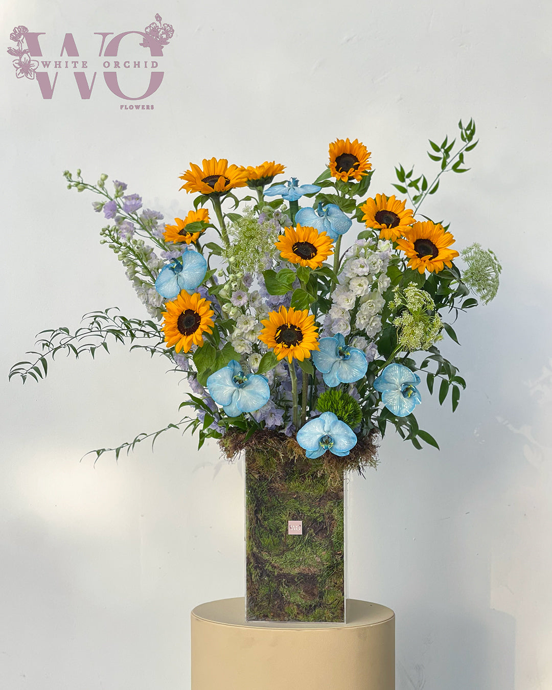 Sunflower vase arrangement made with natural fresh sunflowers by White Orchid Flowers Sharjah – bright floral design with delivery across all UAE.