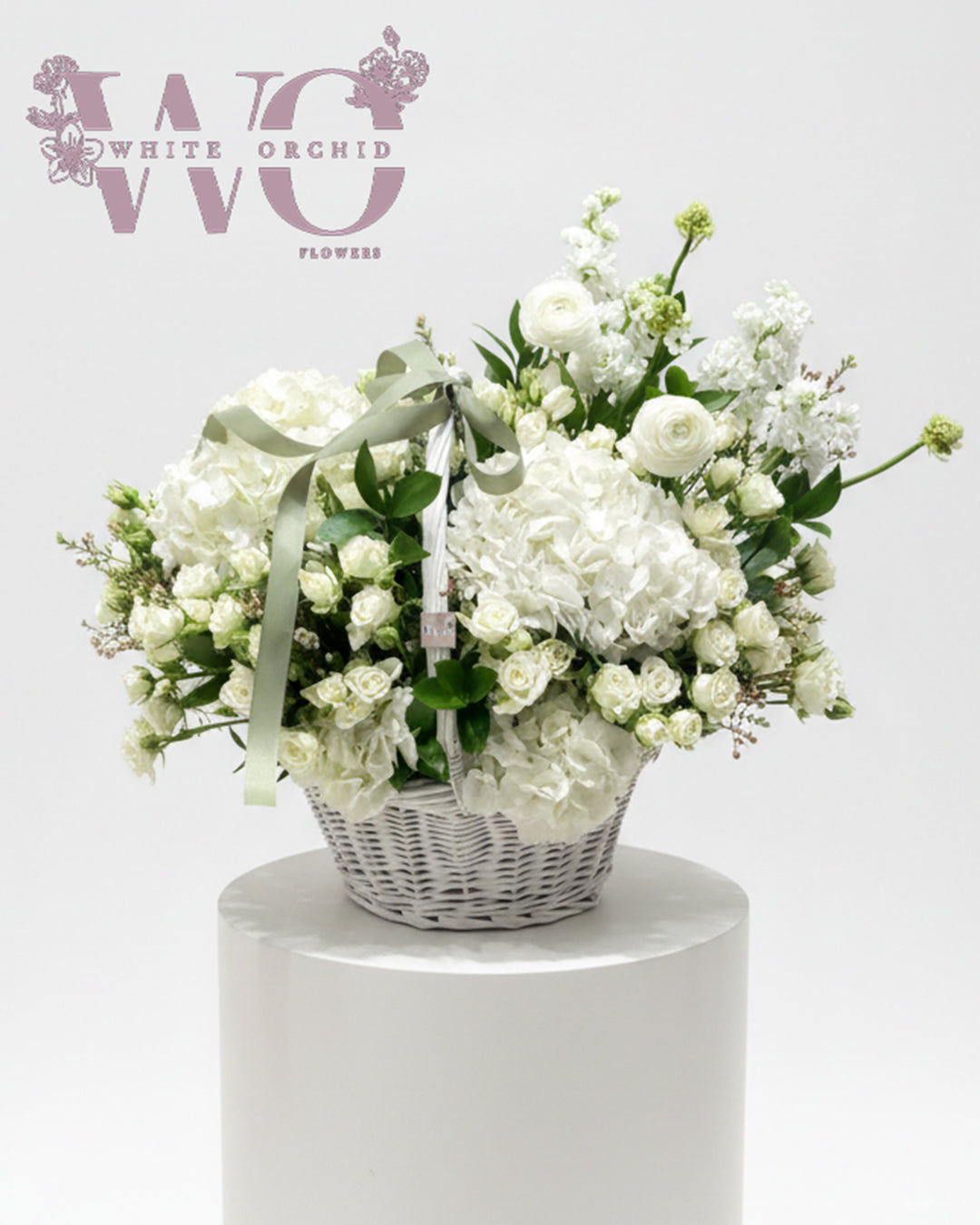 Flower basket made with natural fresh flowers by White Orchid Flowers – elegant floral arrangement with delivery across all UAE.