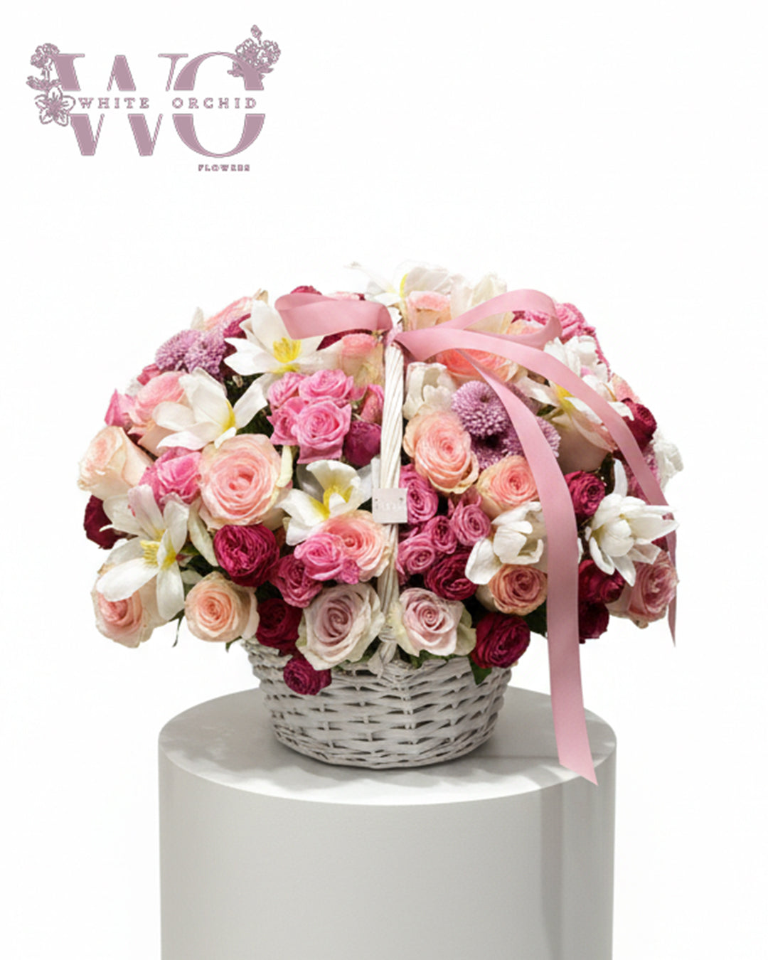 Mixed color flower basket made with natural fresh flowers by White Orchid Flowers – elegant floral arrangement with delivery across all UAE.