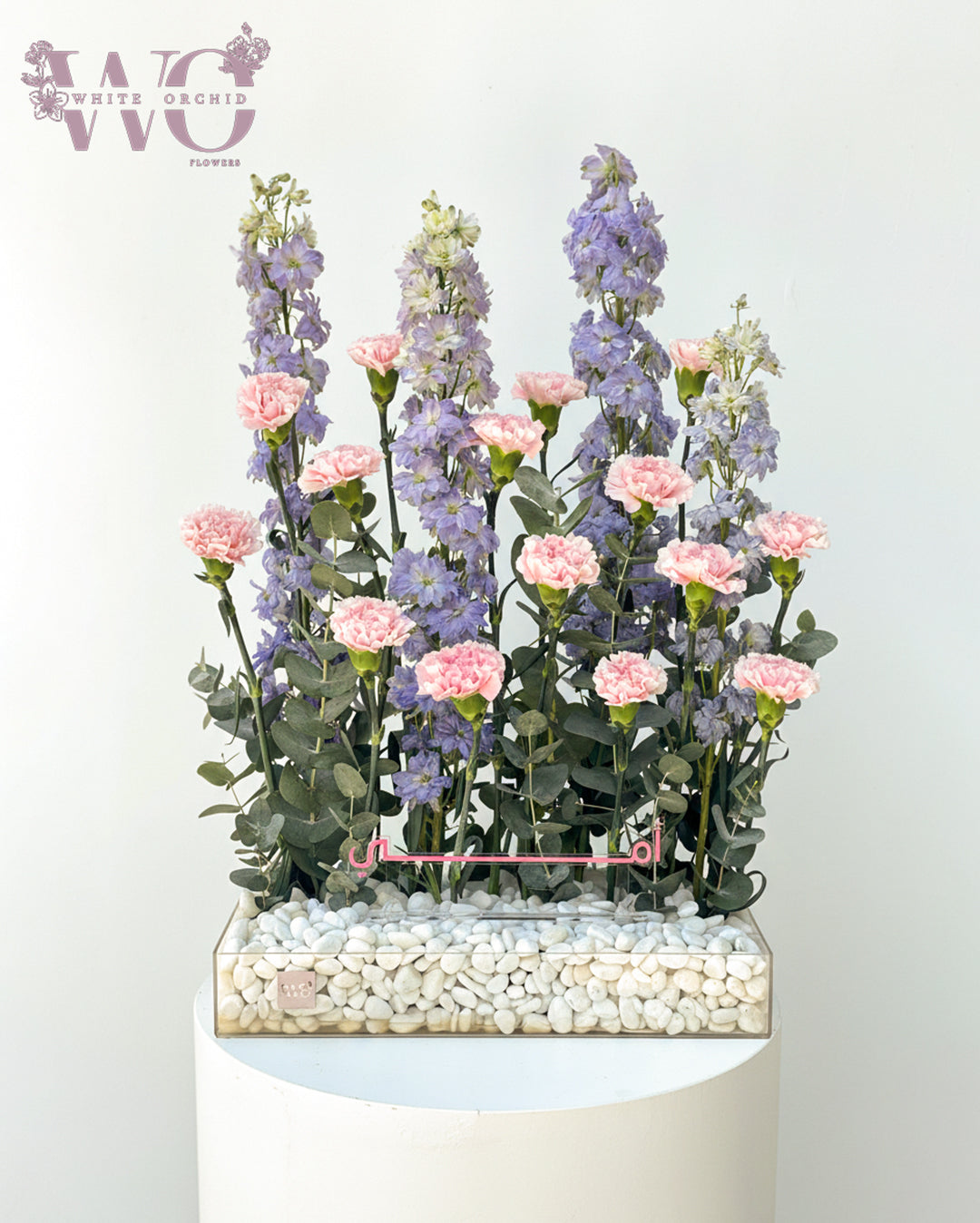 Mother’s Day flower arrangement with pink and purple flowers and “Mom” detail by White Orchid Flowers UAE
