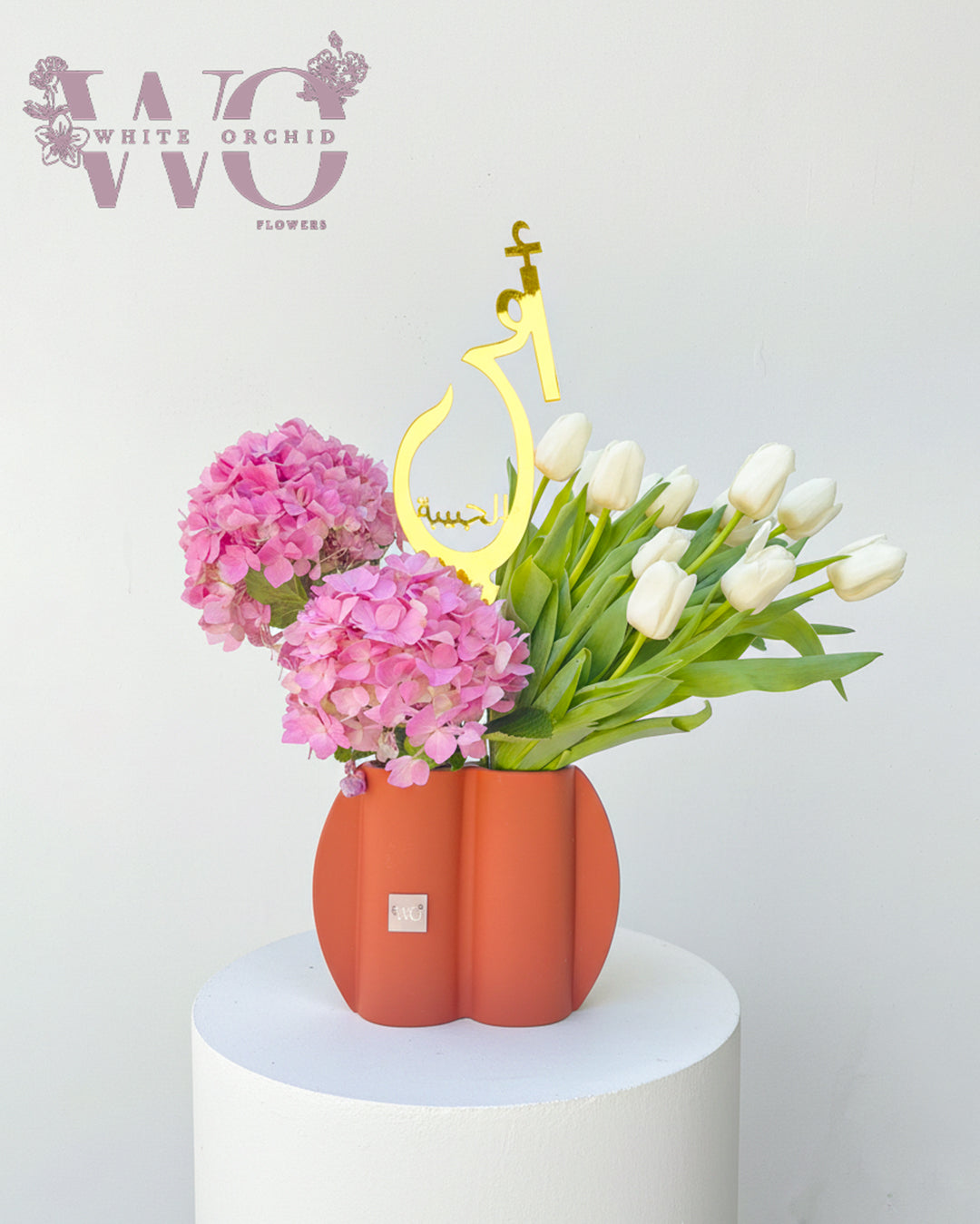 Mother’s Day tulip and hydrangea flower arrangement with “Mom Love” detail by White Orchid Flowers UAE.