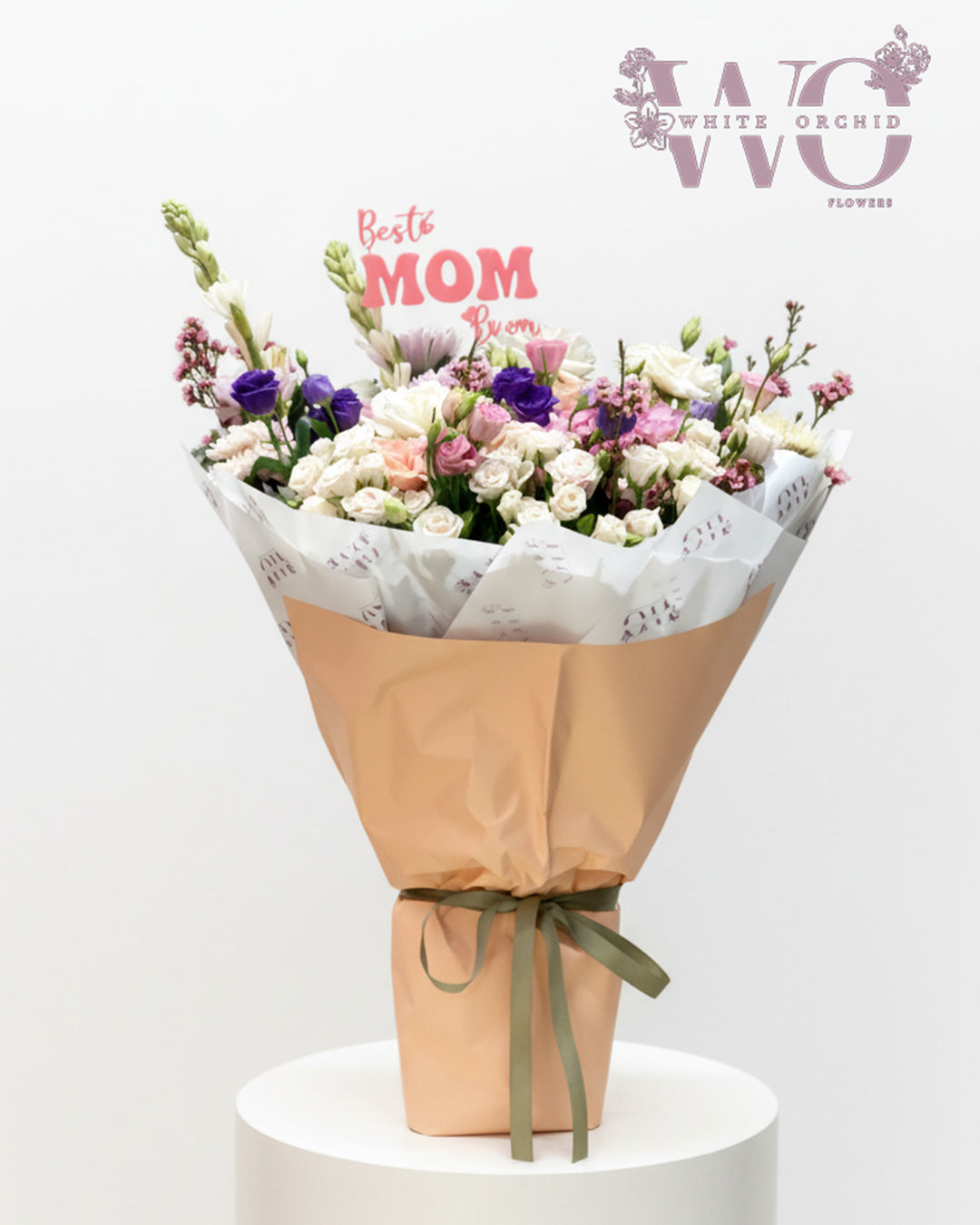 Mother’s Day mixed flower bouquet with fresh pastel flowers and Best Mom topper by White Orchid Flowers UAE.